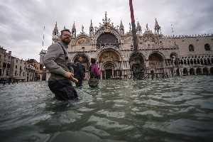 Venesia Dilanda Banjir, Karya Seni Mulai Diselamatkan